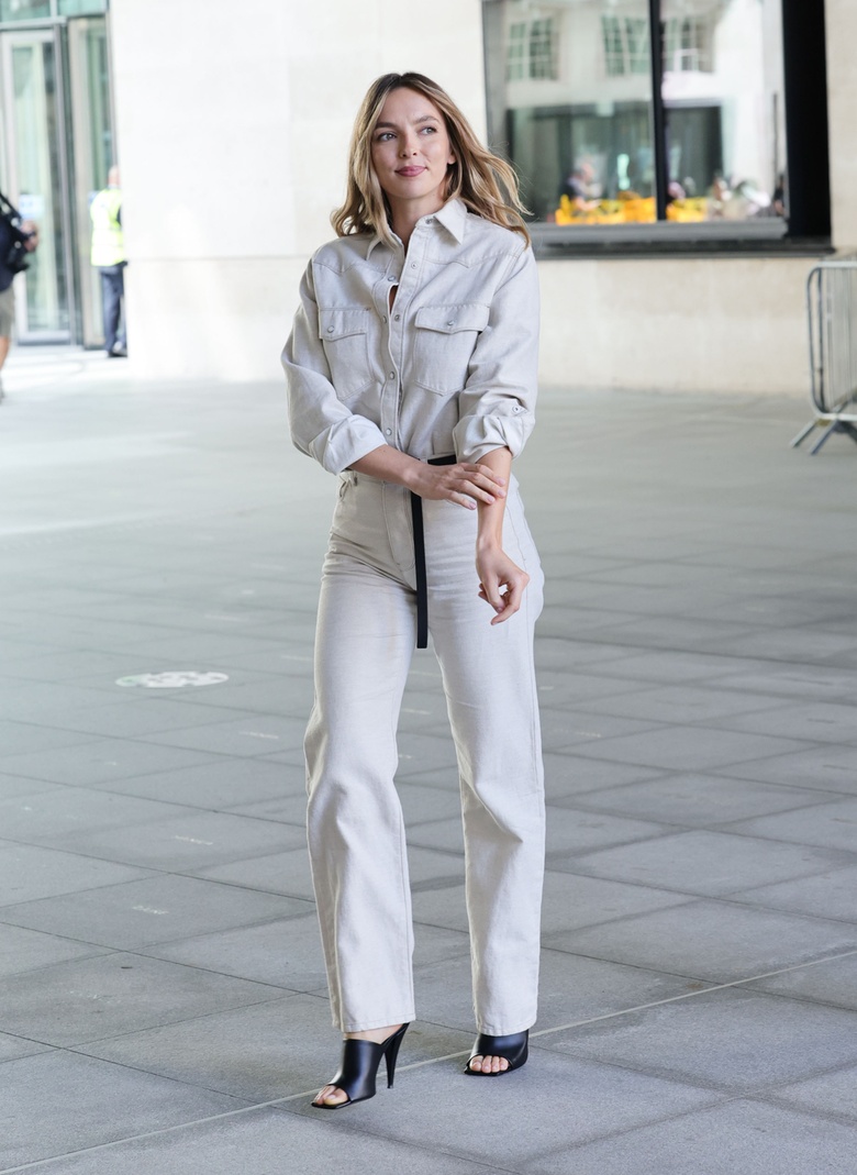 Jodie Comer Captures the Spotlight with Effortless Chic