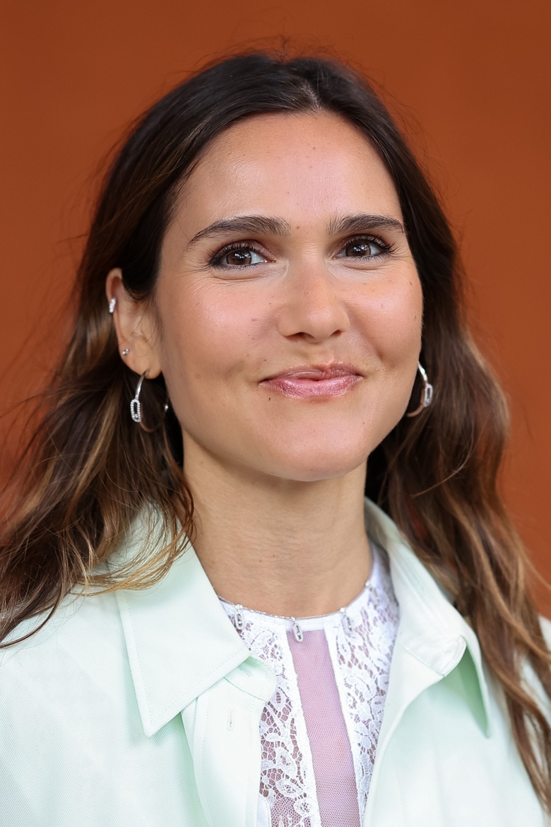 Joyce Jonathan Steals the Show at Paris Fashion Event!