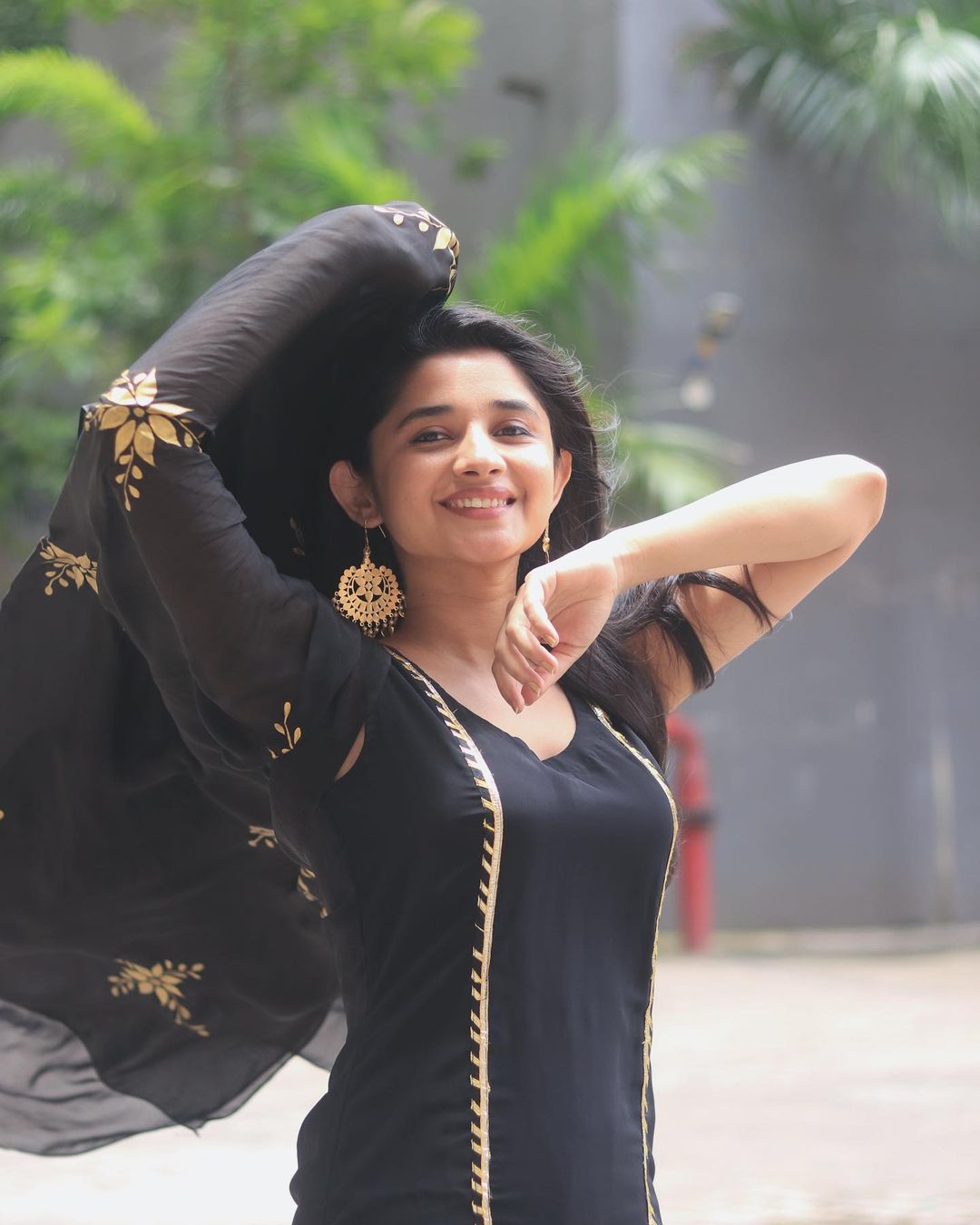 Kanika Mann's Stunning Black and Gold Ensemble