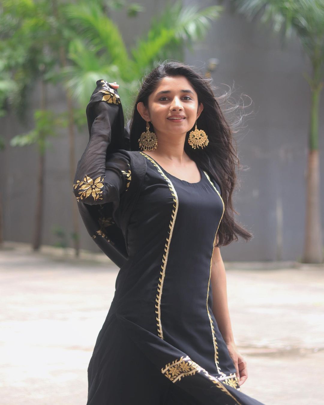 Kanika Mann's Stunning Black and Gold Ensemble