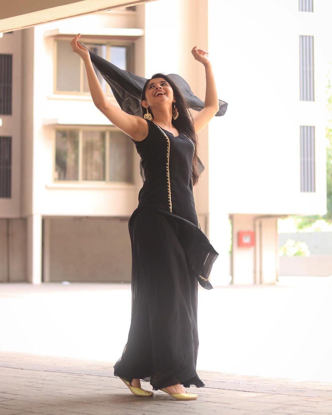 Kanika Mann's Stunning Black and Gold Ensemble
