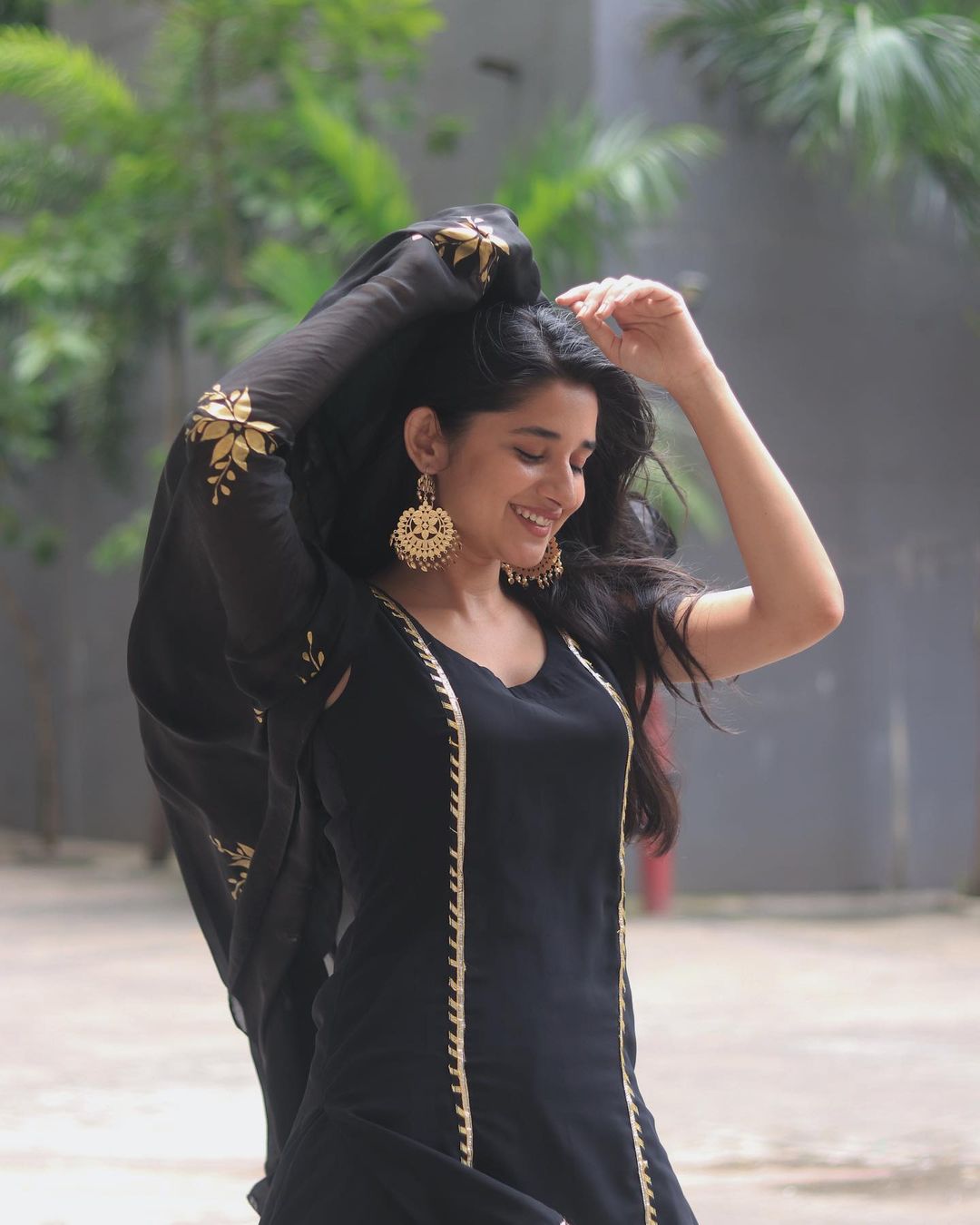 Kanika Mann's Stunning Black and Gold Ensemble