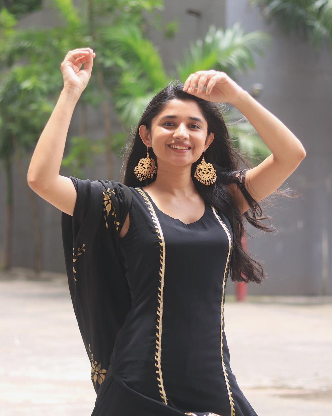 Kanika Mann's Stunning Black and Gold Ensemble