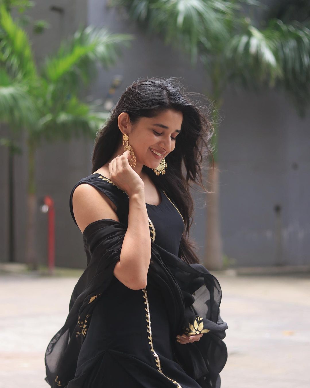Kanika Mann's Stunning Black and Gold Ensemble