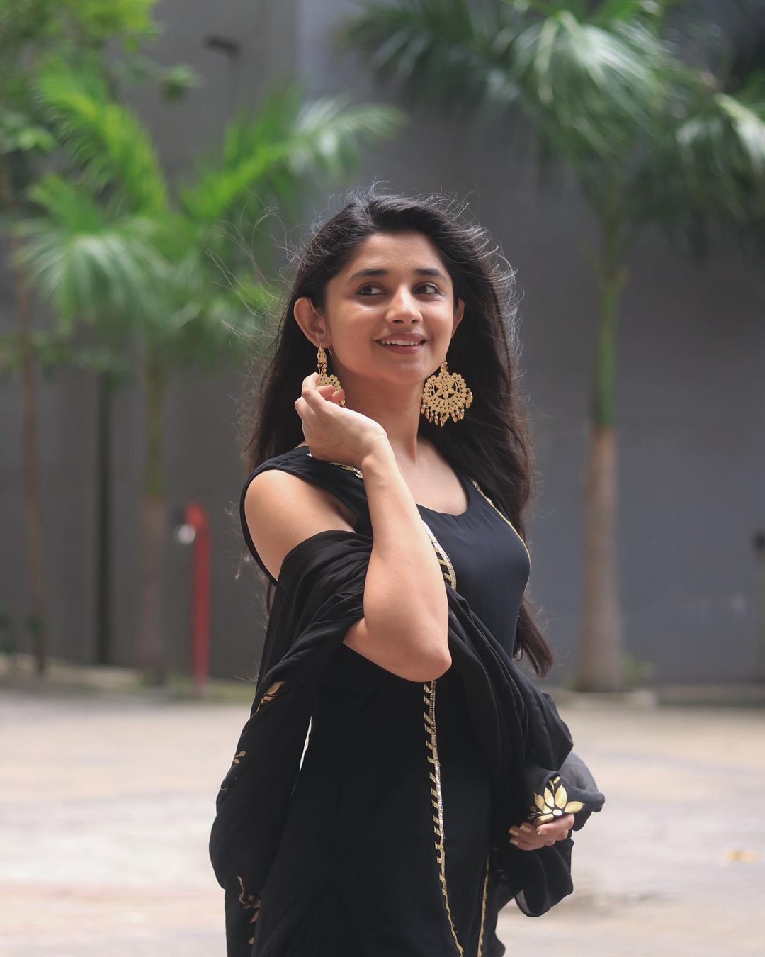 Kanika Mann's Stunning Black and Gold Ensemble