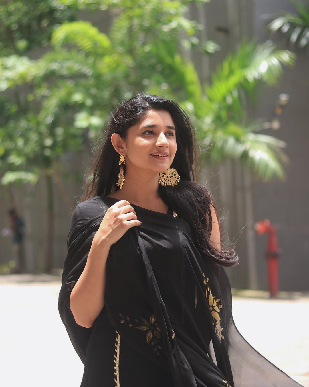 Kanika Mann's Stunning Black and Gold Ensemble