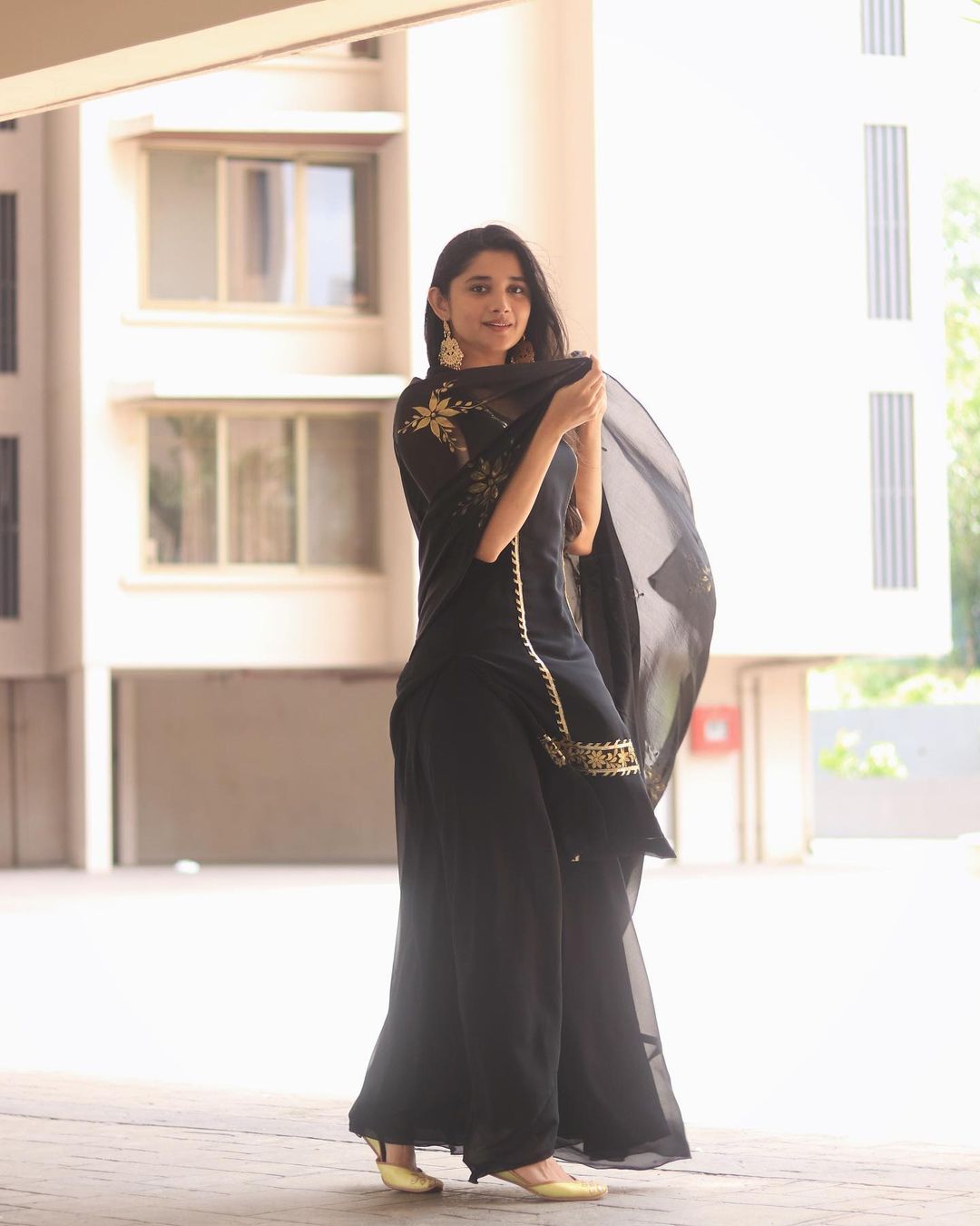 Kanika Mann's Stunning Black and Gold Ensemble