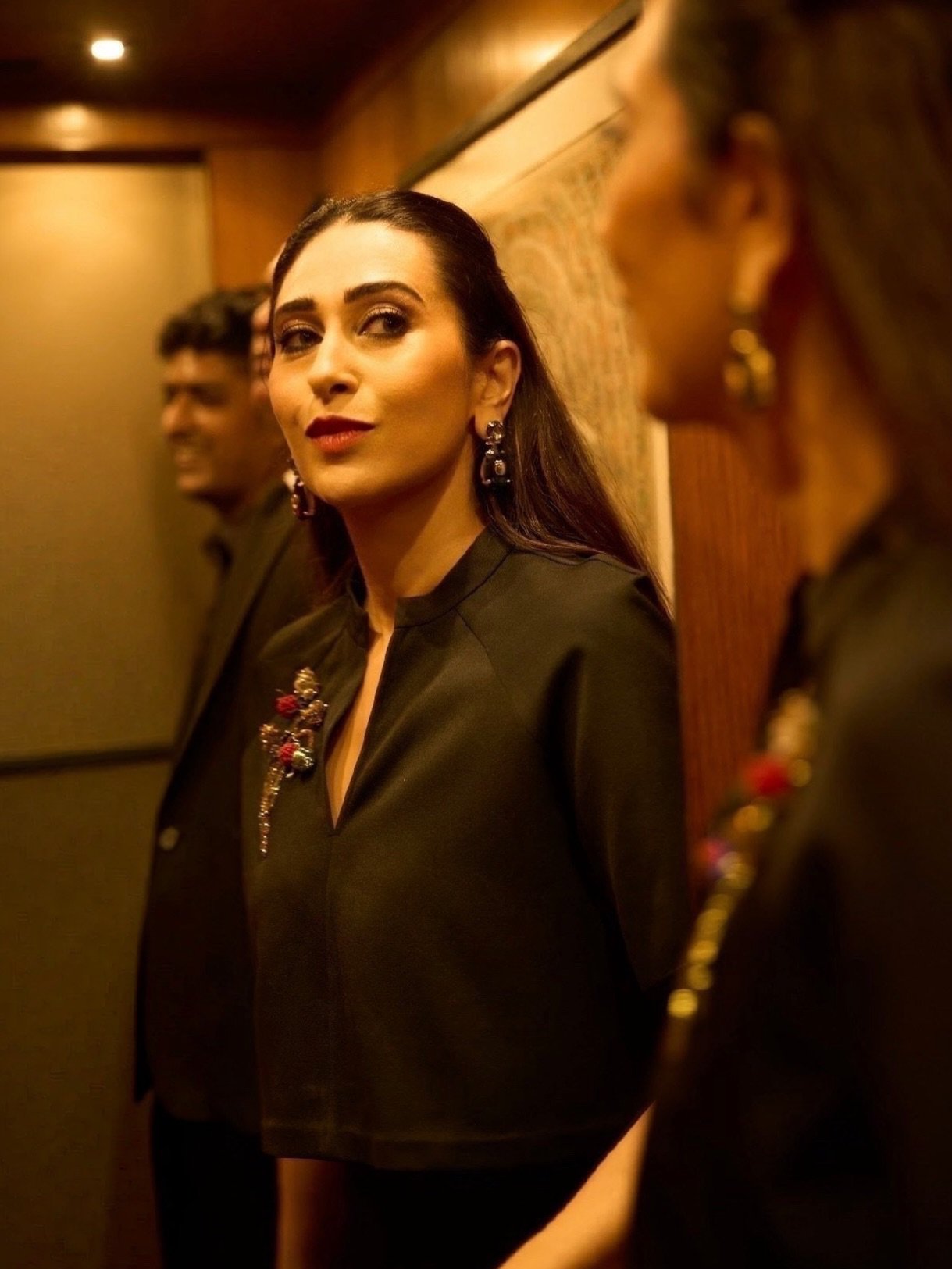 Black Ensembles: Karisma Kapoor's Striking Night Look