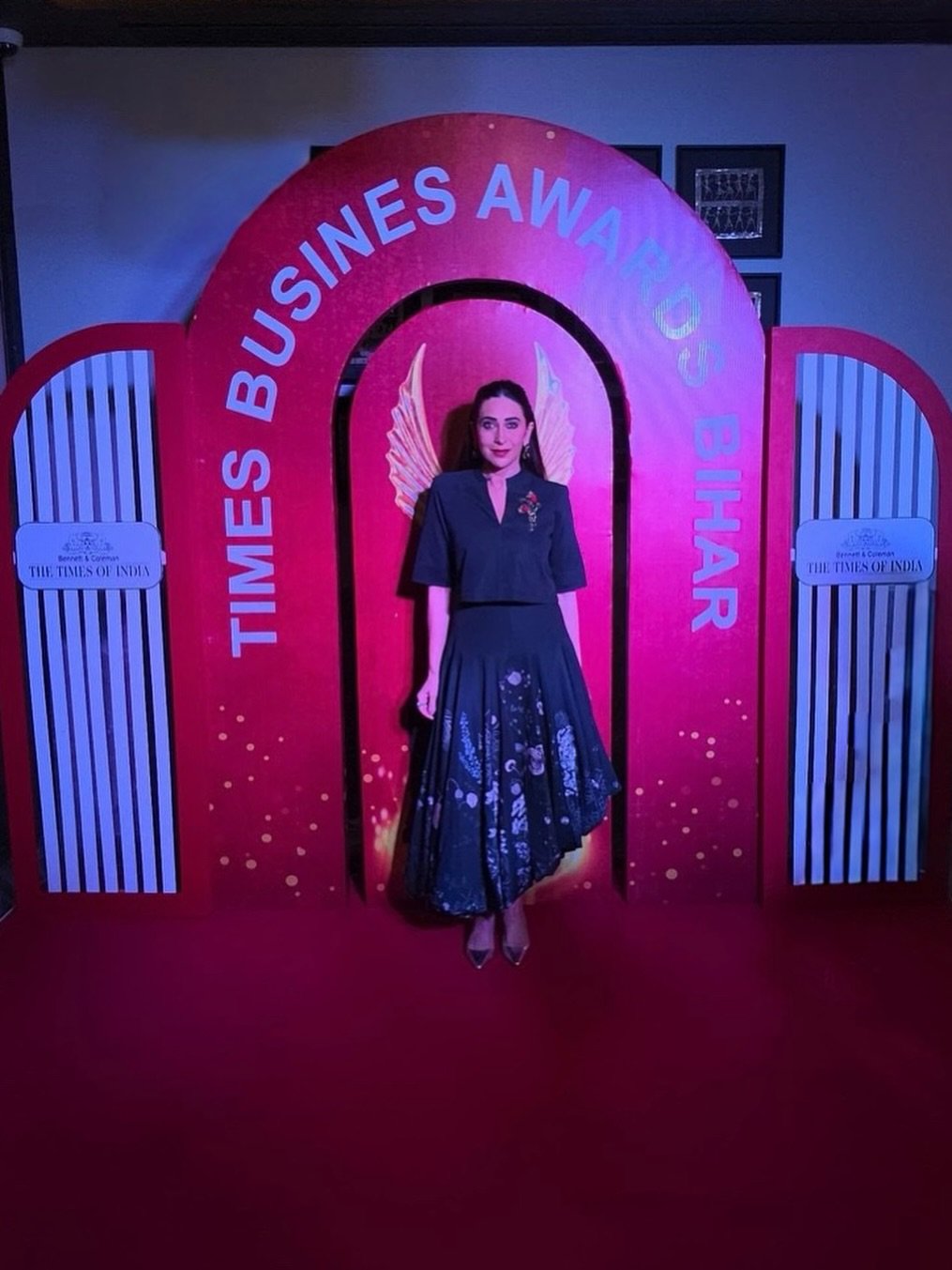 Black Ensembles: Karisma Kapoor's Striking Night Look