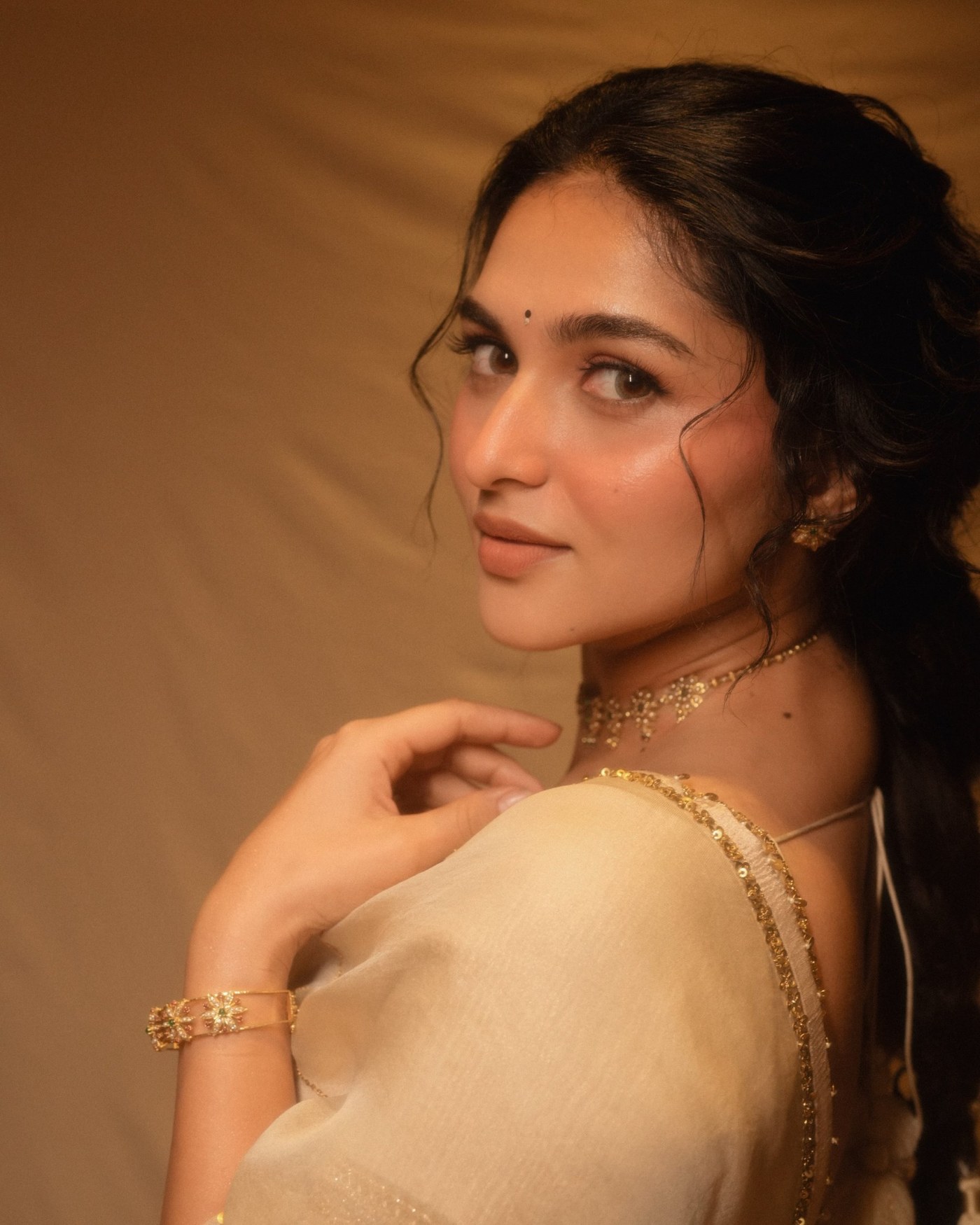 Kayadu Lohar Redefines Tradition: The Art of the Modern Saree