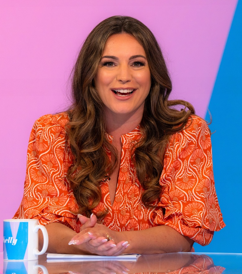 Kelly Brook's Stunning Fashion and Glamour Moment