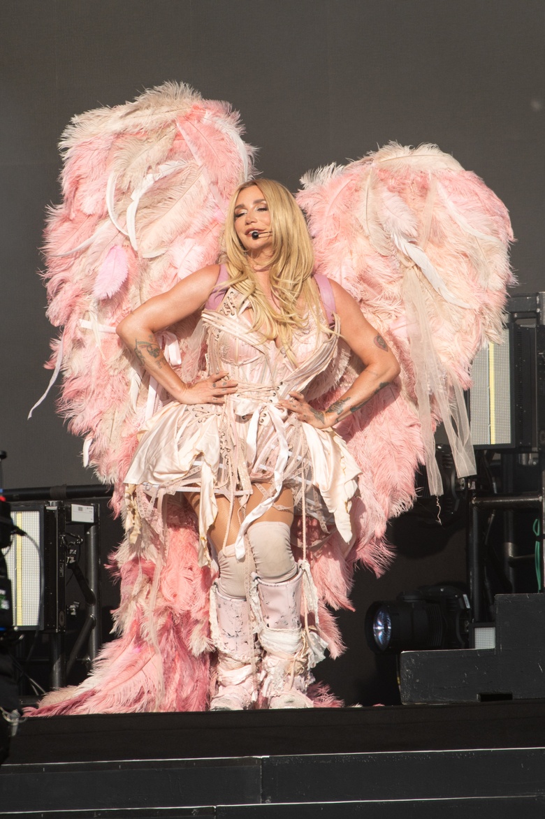 Kesha Brings High Energy and Style to the Spotlight