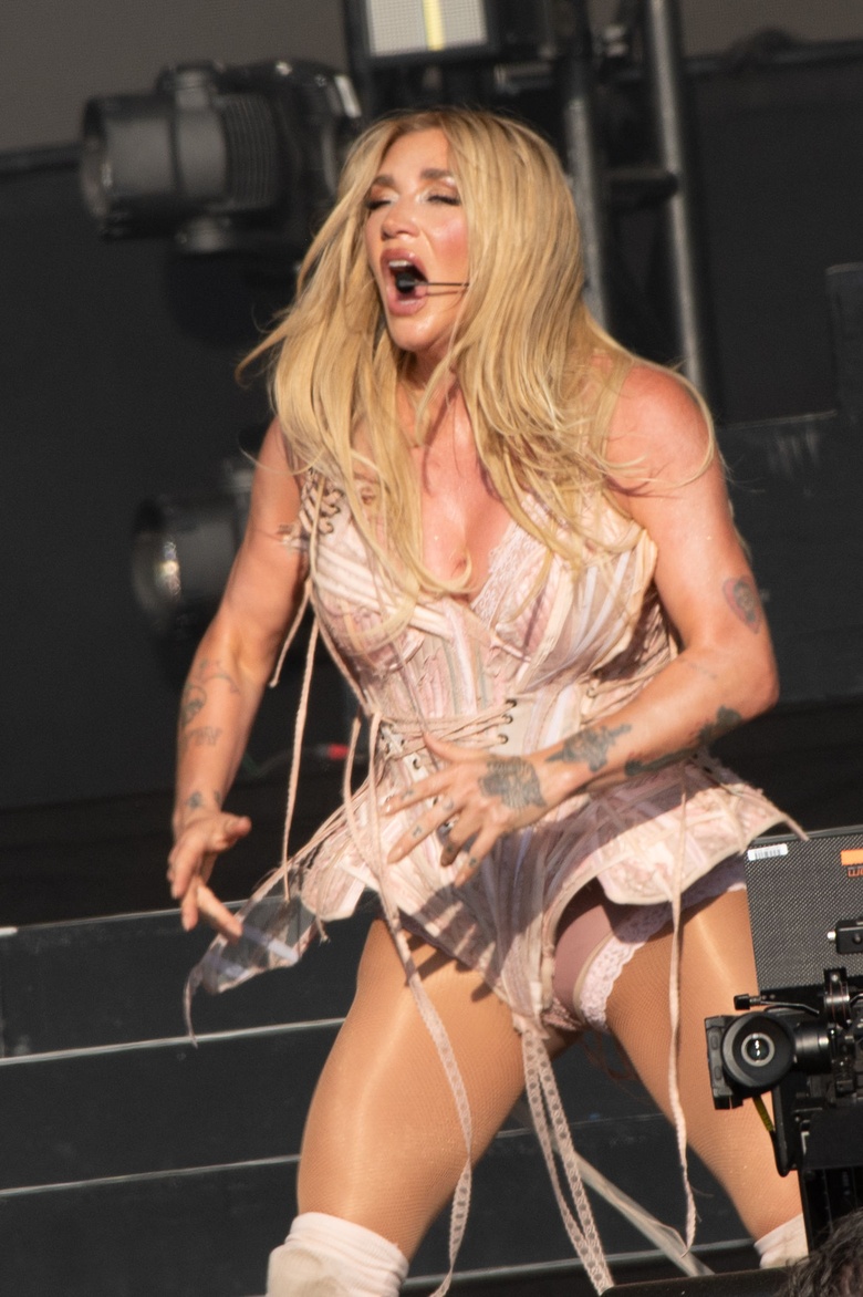 Kesha Brings High Energy and Style to the Spotlight