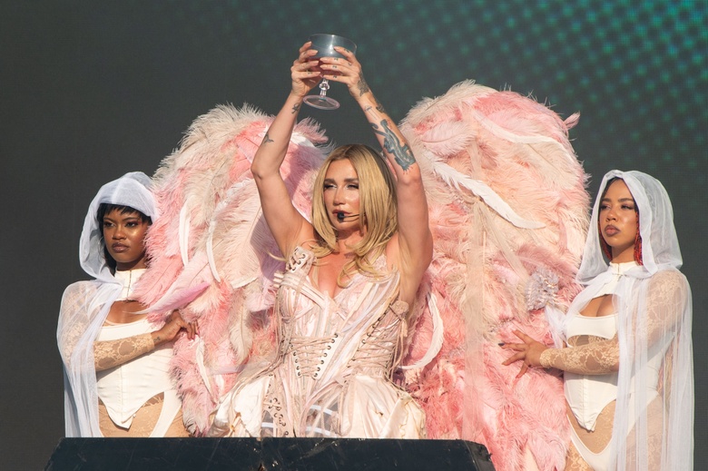 Kesha Brings High Energy and Style to the Spotlight