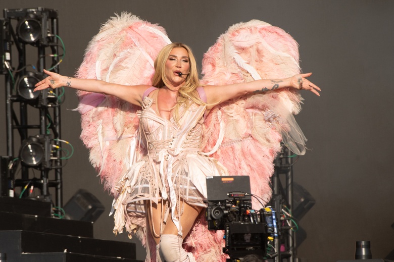 Kesha Brings High Energy and Style to the Spotlight