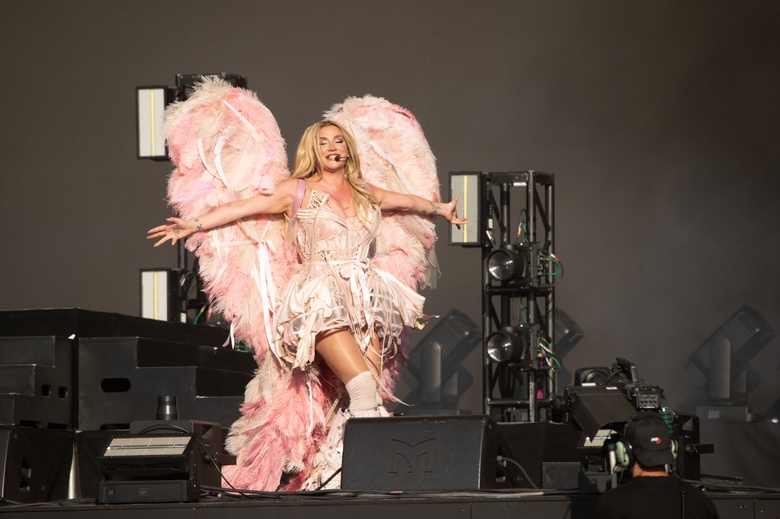 Kesha Brings High Energy and Style to the Spotlight