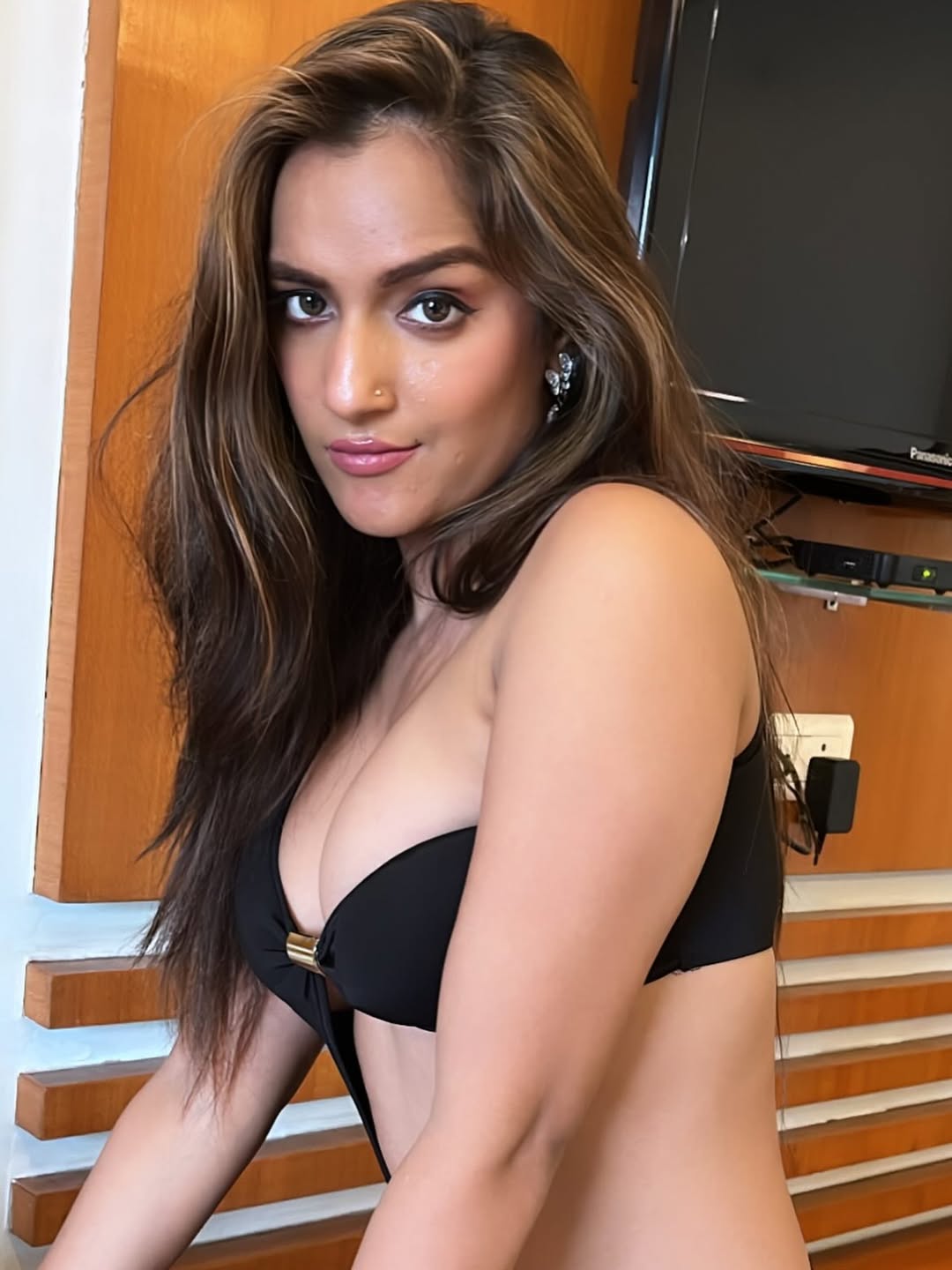 Khushbu Yadav's Black & Gold Glam Look Steals the Spotlight!