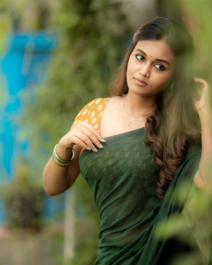 Kyraa Vasudevan's Vibrant Red & Gold Ensemble