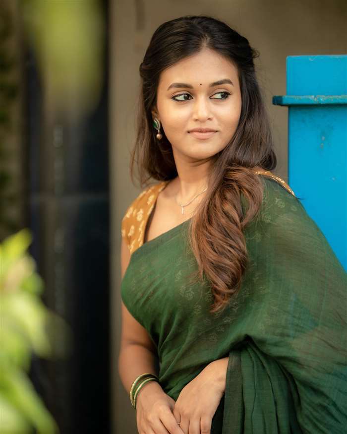 Kyraa Vasudevan's Vibrant Red & Gold Ensemble