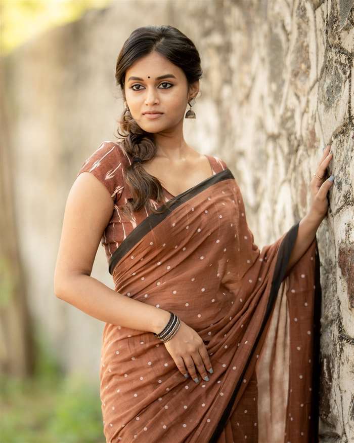 Kyraa Vasudevan's Vibrant Red & Gold Ensemble