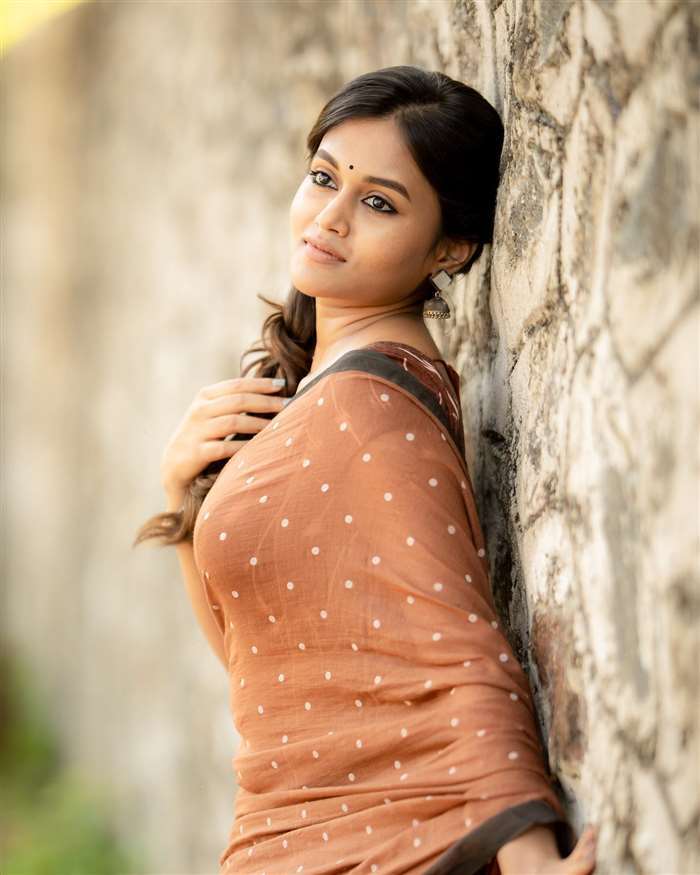 Kyraa Vasudevan's Vibrant Red & Gold Ensemble