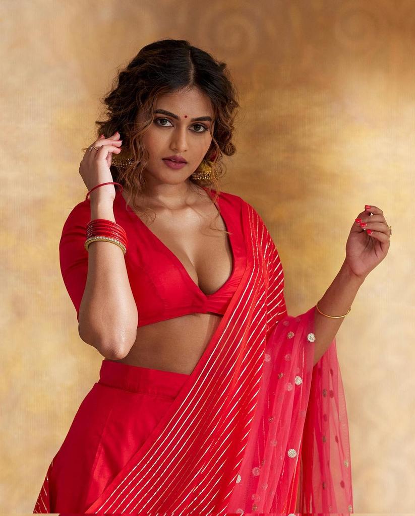Kyraa Vasudevan's Vibrant Red & Gold Ensemble
