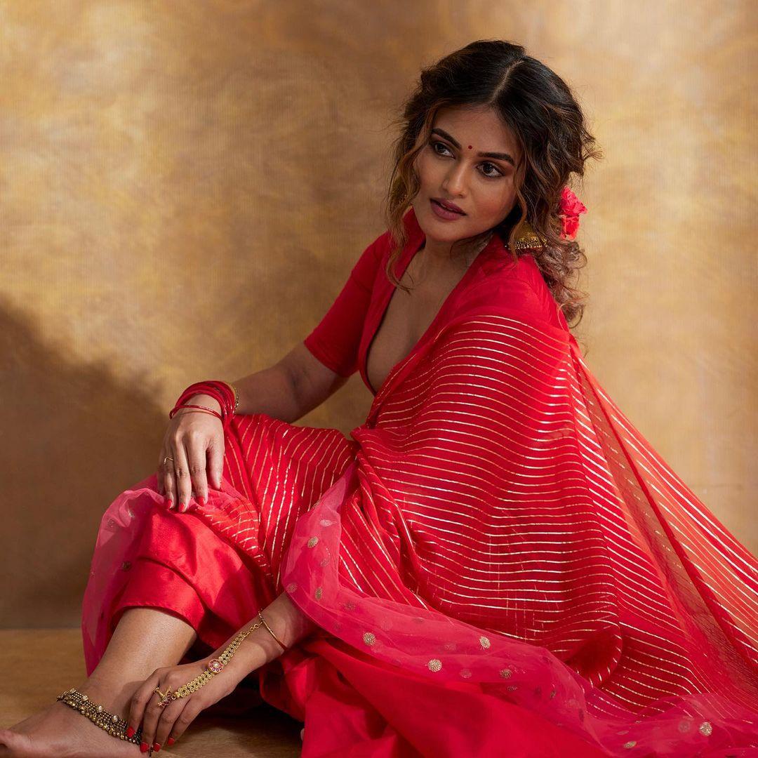 Kyraa Vasudevan's Vibrant Red & Gold Ensemble