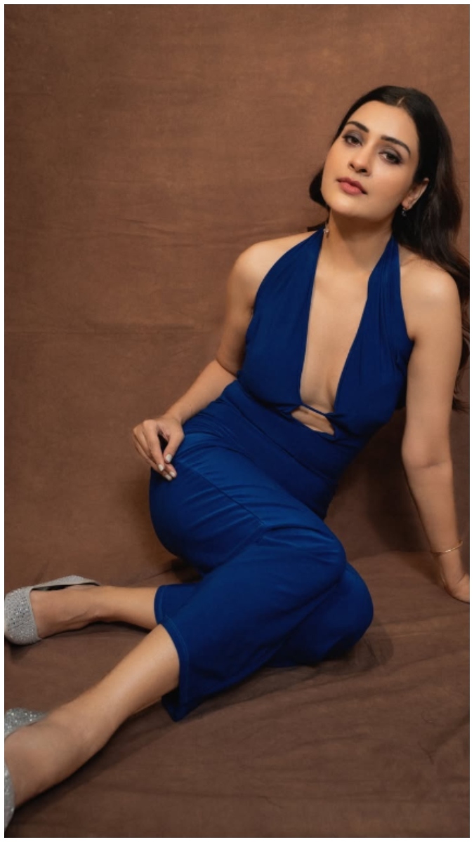 Legendary Actress Stunning Poses HD Photos from Saravanan Film