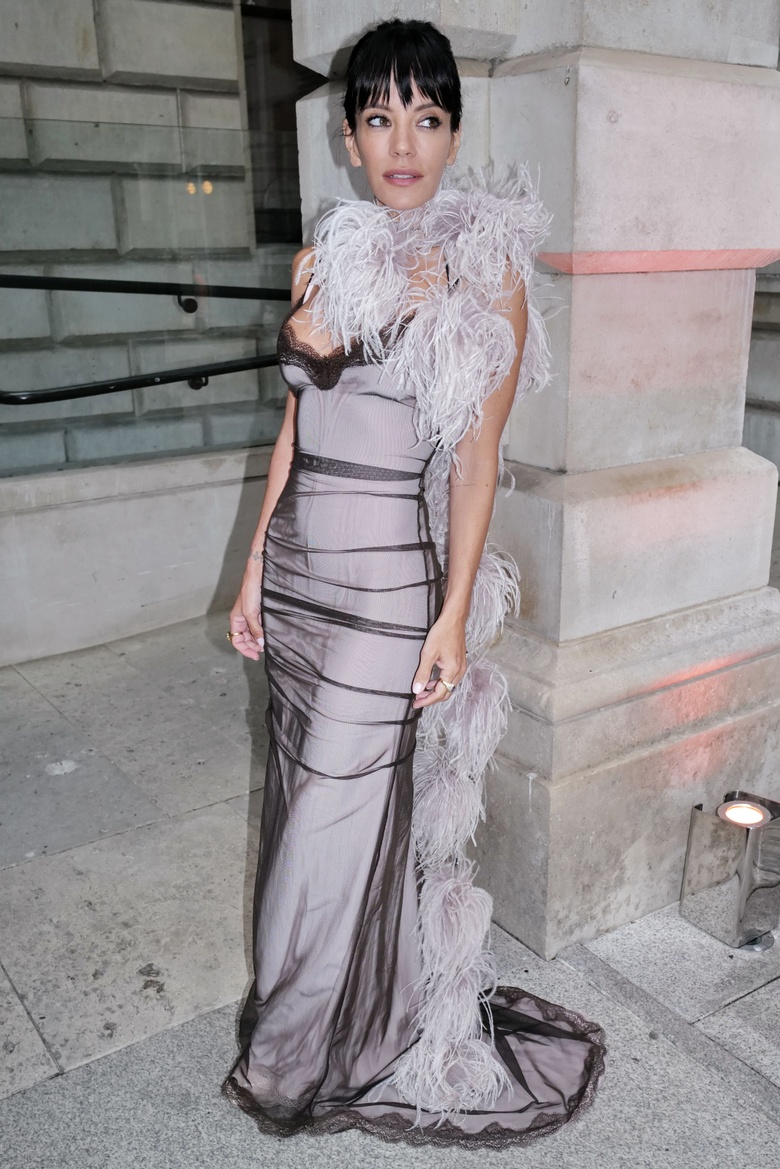 Lily Allen's Casual Style Captures Bright Energy