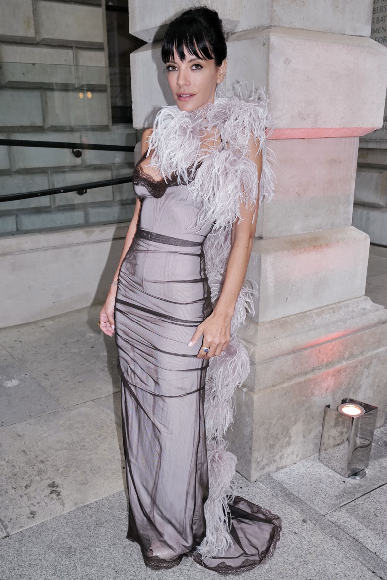 Lily Allen's Casual Style Captures Bright Energy