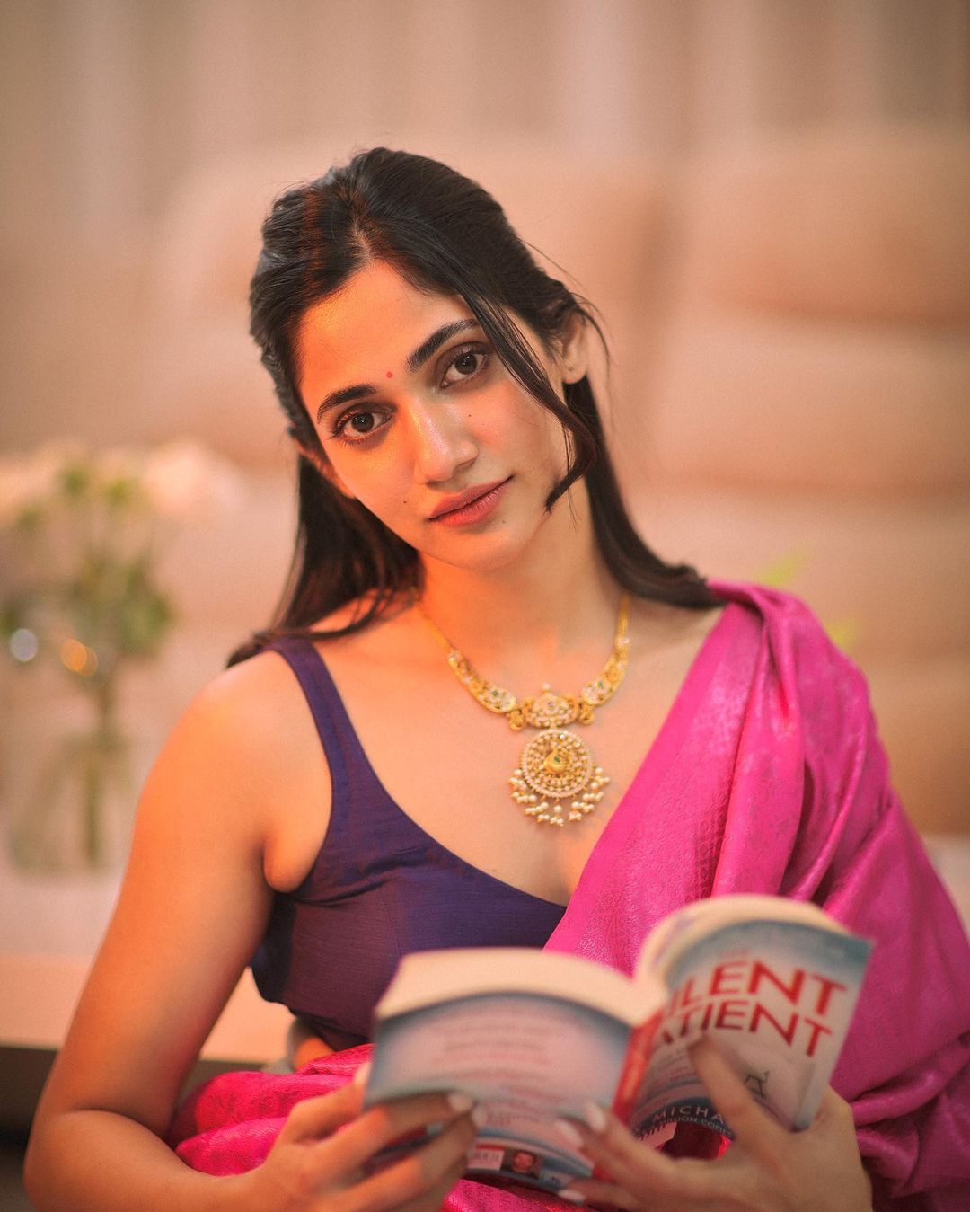 Losliya Mariyanesan Stunning Saree Photos and Traditional Looks