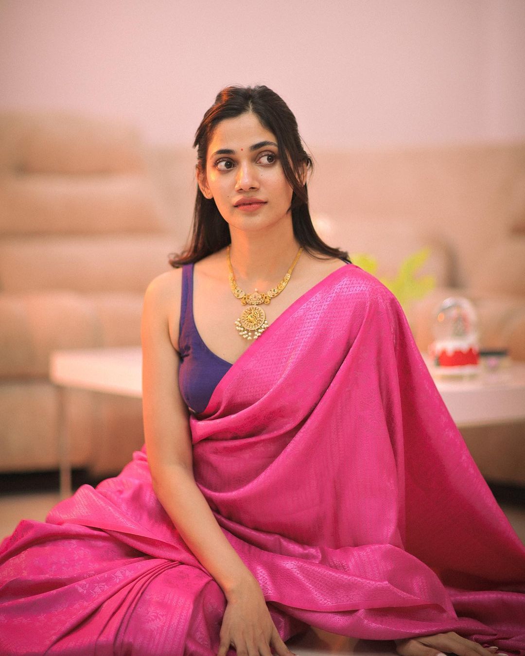 Losliya Mariyanesan Stunning Saree Photos and Traditional Looks