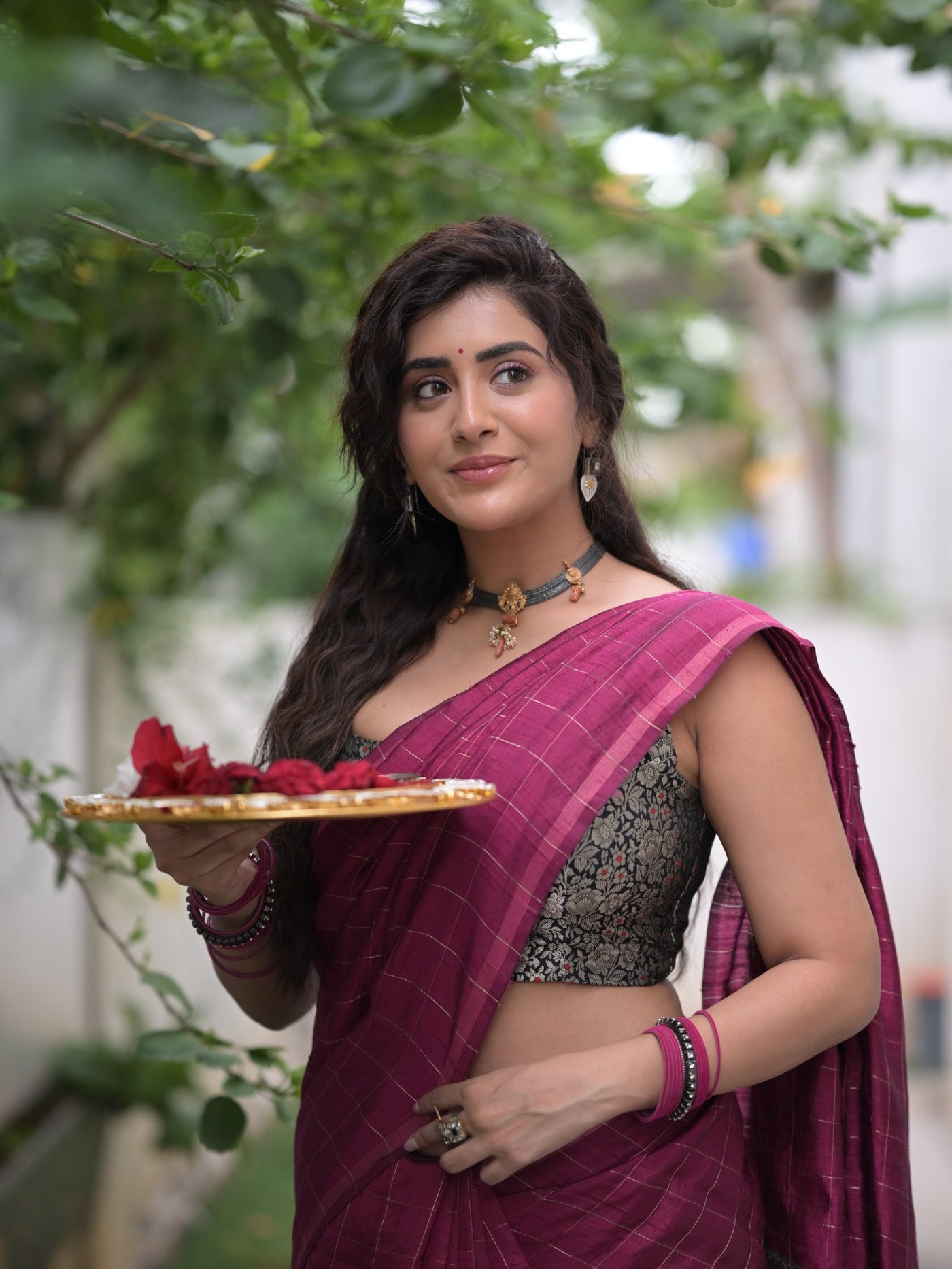 Rashi Singh’s Festive Charm: Mastering Effortless Ethnic Elegance!