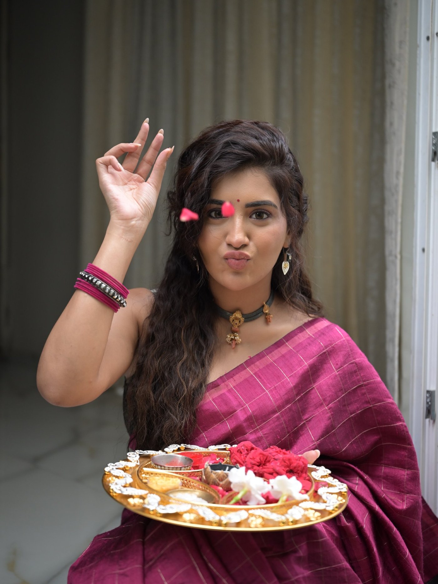 Rashi Singh’s Festive Charm: Mastering Effortless Ethnic Elegance!