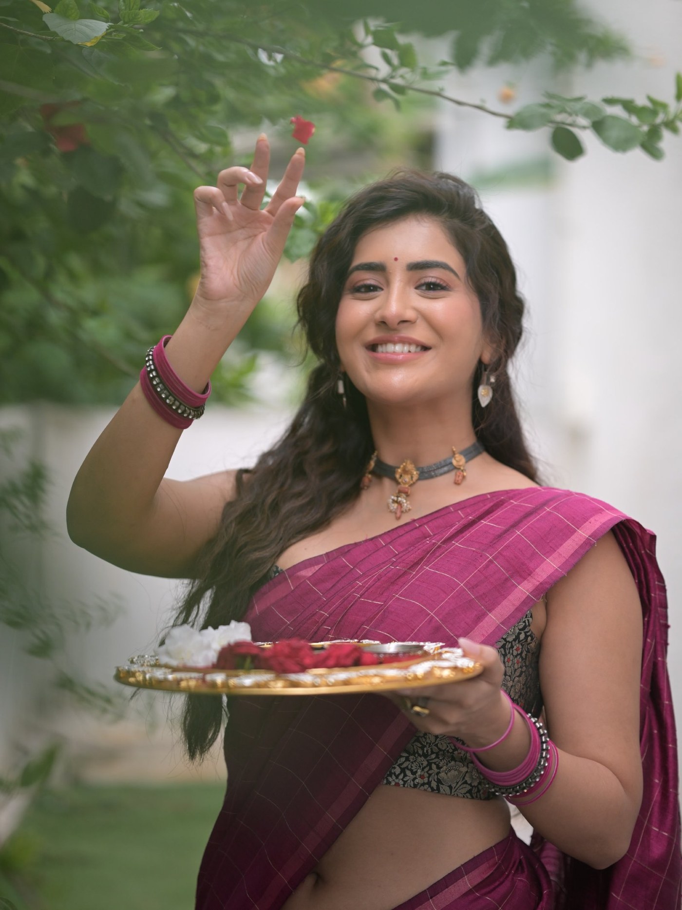 Rashi Singh’s Festive Charm: Mastering Effortless Ethnic Elegance!