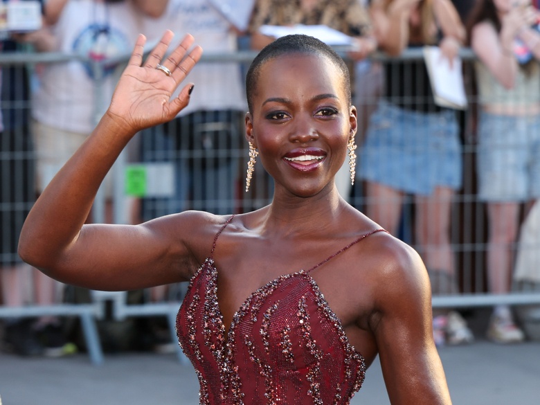 Lupita Nyongo Radiates Elegance at Christopher Nolan’s Epic Paris Event