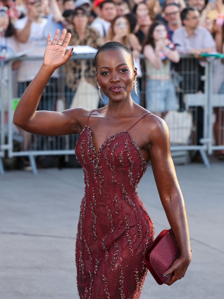 Lupita Nyongo Radiates Elegance at Christopher Nolan’s Epic Paris Event