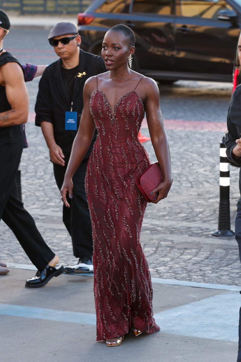 Lupita Nyongo Radiates Elegance at Christopher Nolan’s Epic Paris Event