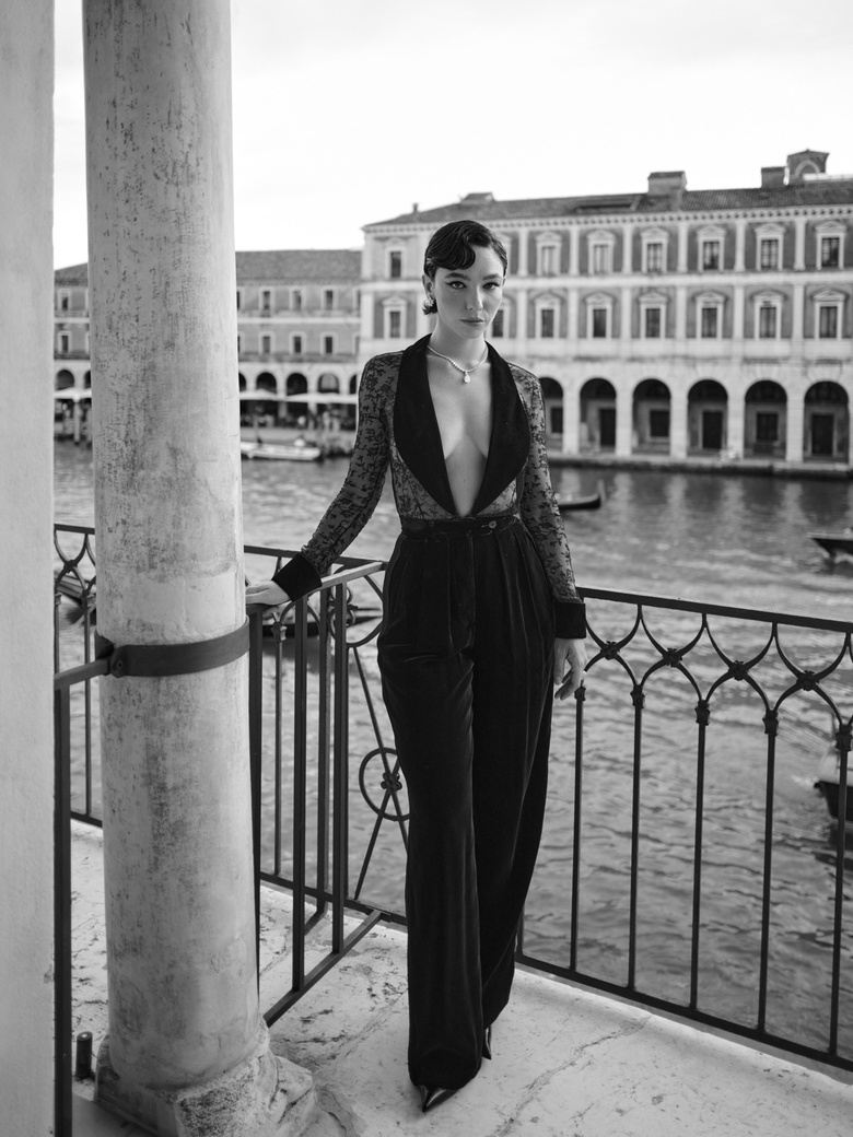 Matilda De Angelis Captures the Venetian Spotlight in Elegant Ensemble