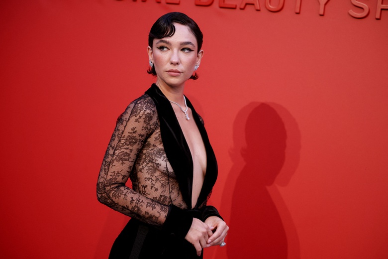 Matilda De Angelis Captures the Venetian Spotlight in Elegant Ensemble