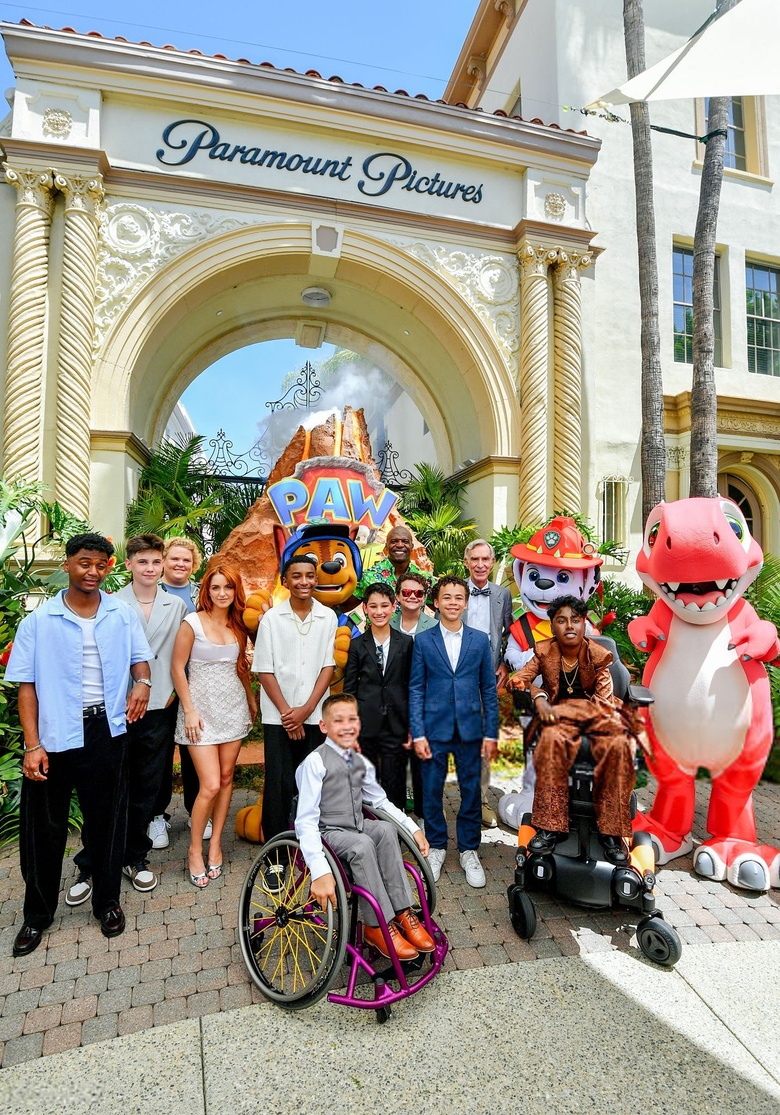 Mckenna Grace Dazzles in Tropical Glamour at the Dino Premiere!