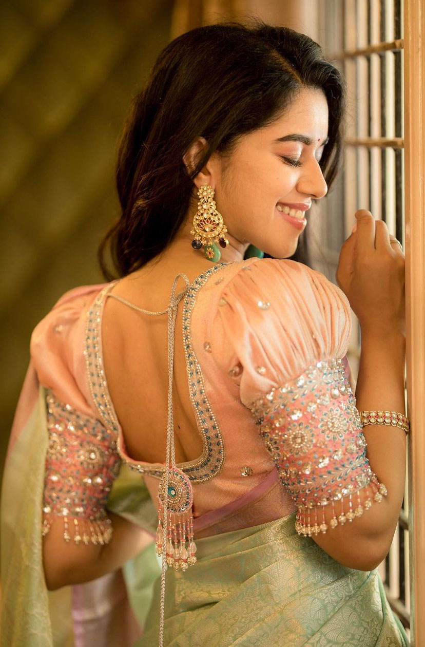 Mirnalini Ravi Stunning Saree Photos HD Traditional Glamour
