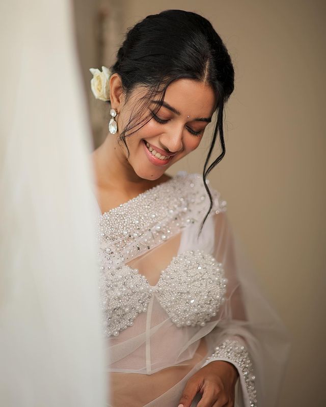 Mirnalini Ravi Stunning White Saree Photos and Traditional Look