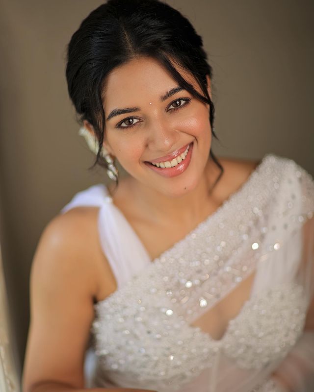 Mirnalini Ravi Stunning White Saree Photos and Traditional Look