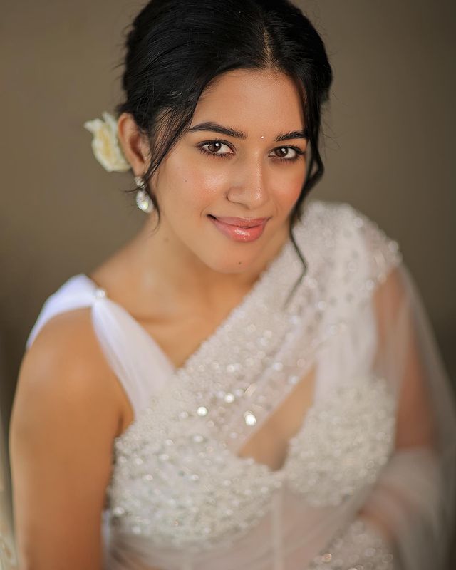 Mirnalini Ravi Stunning White Saree Photos and Traditional Look