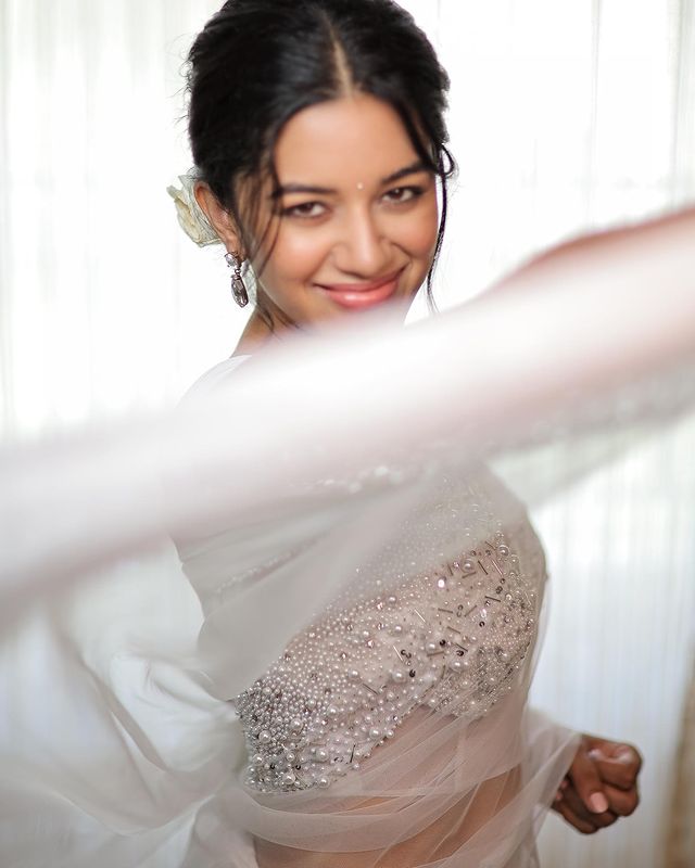 Mirnalini Ravi Stunning White Saree Photos and Traditional Look