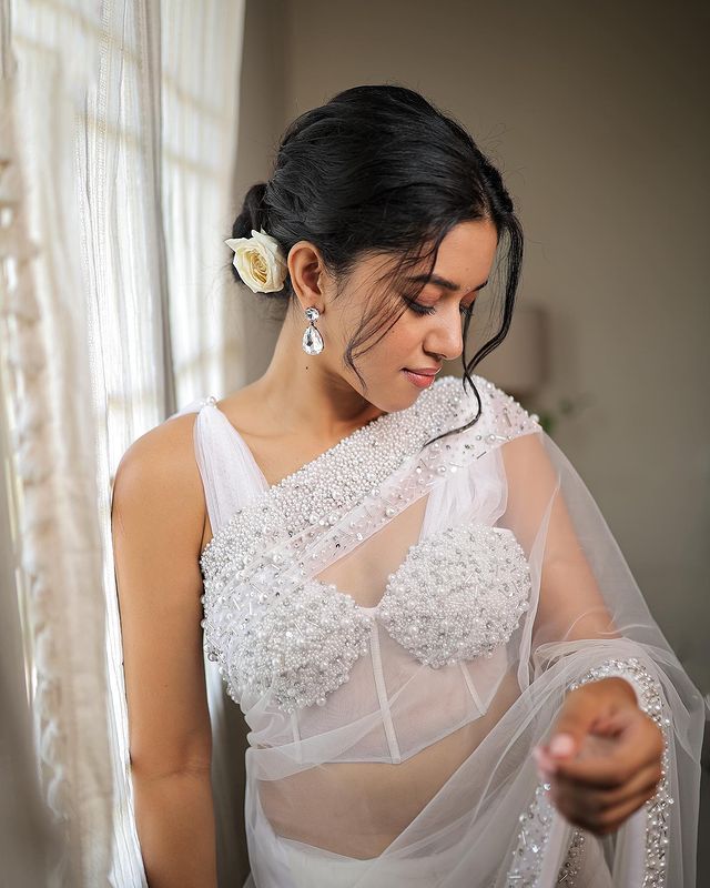 Mirnalini Ravi Stunning White Saree Photos and Traditional Look