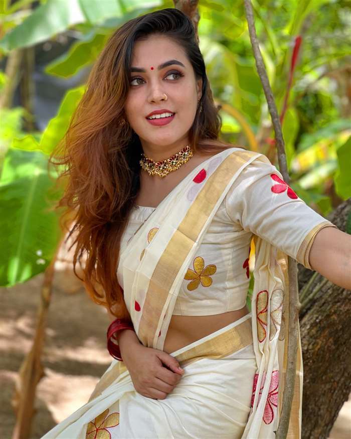 Mithu Vigil's Stunning Look: A Blend of Tradition and Modernity