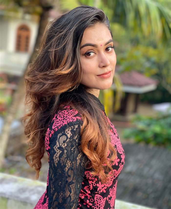 Mithu Vigil's Stunning Look: A Blend of Tradition and Modernity