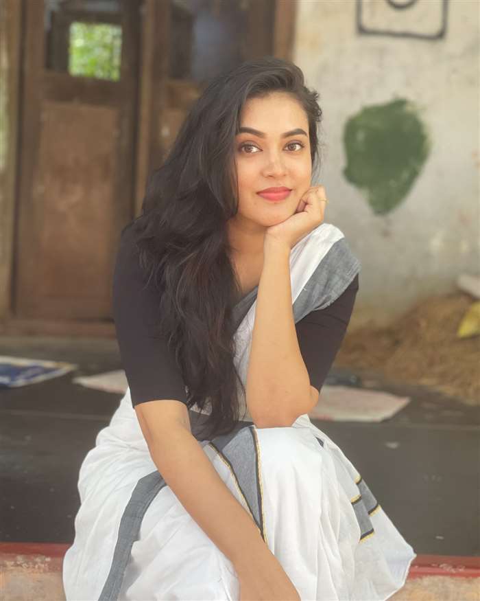 Mithu Vigil's Stunning Look: A Blend of Tradition and Modernity